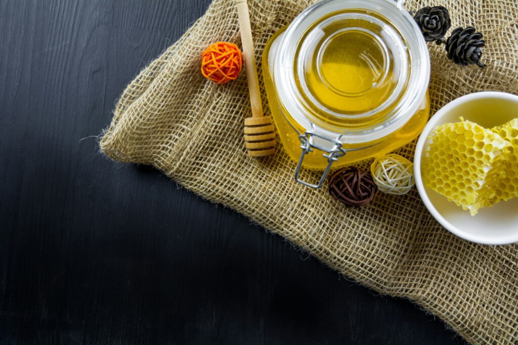 Gelée royale dans un pot en verre, avec rayon de miel naturel pour renforcer l’immunité naturellement