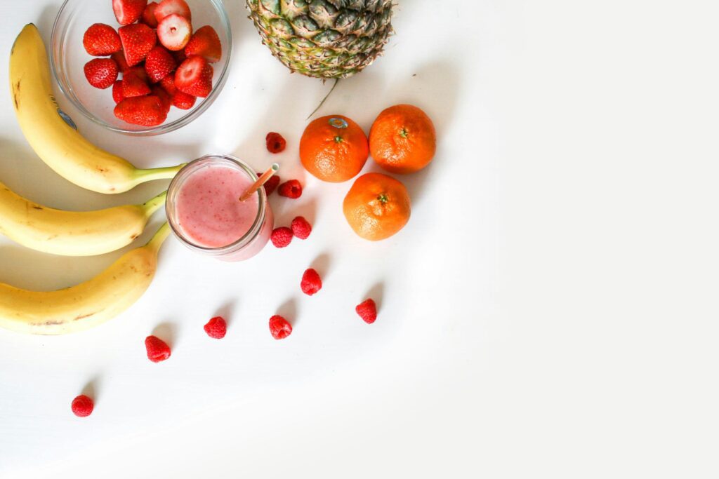 Fruits frais et smoothie maison pour renforcer l’immunité naturellement par l’alimentation vivante